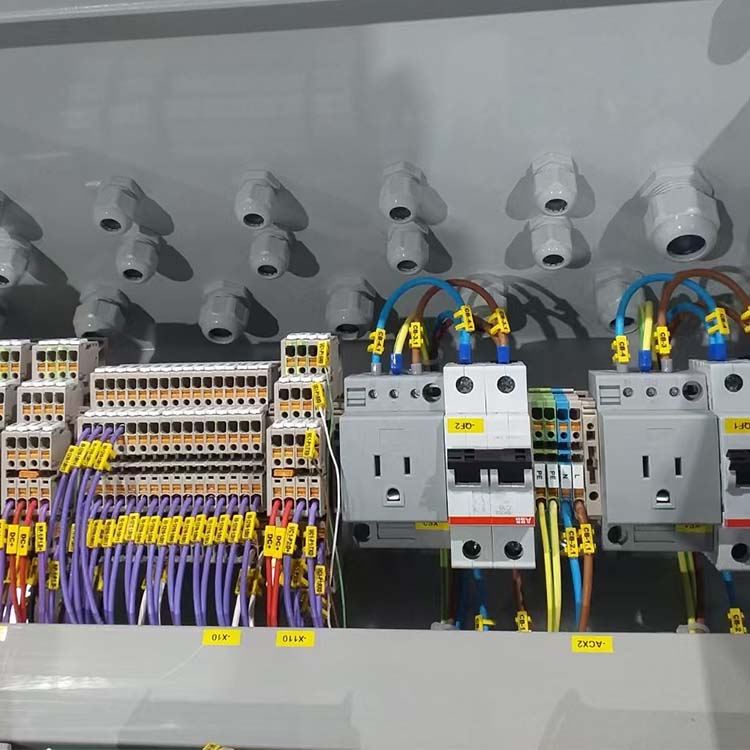 Shouke monterar och leder elektriska kontrollskåp